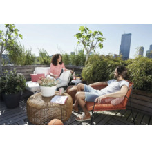 Sonnige Dachterrasse mit Sitzmöbeln und Bepflanzung für entspannte Stunden im Freien