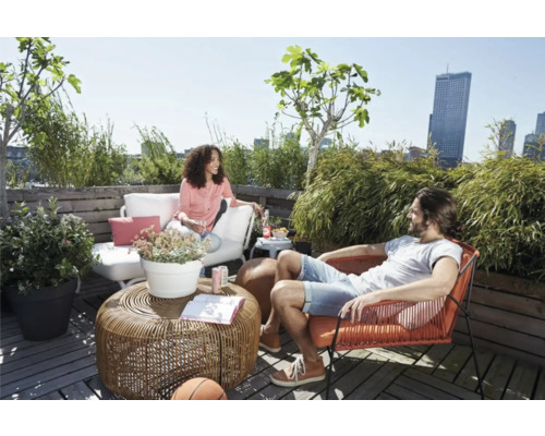 Sonnige Dachterrasse mit Sitzmöbeln und Bepflanzung für entspannte Stunden im Freien