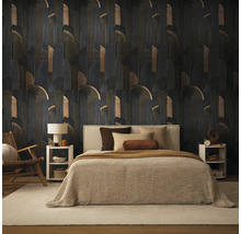 Schlafzimmer mit Bett, Nachttischen, Stuhl und einer dunklen Tapete mit geometrischem Muster in Schwarz und Gold.