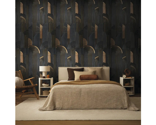 Schlafzimmer mit Bett, Nachttischen, Stuhl und einer dunklen Tapete mit geometrischem Muster in Schwarz und Gold.