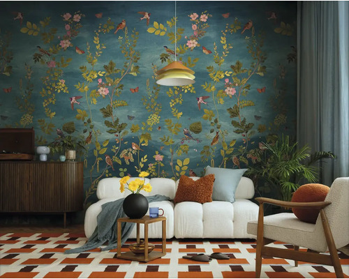 Wohnzimmer mit floraler Wandtapete, Sofa und Dekorationen für eine gemütliche Atmosphäre