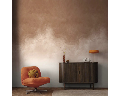 Wohnzimmer mit Sessel, Sideboard und Wandgestaltung