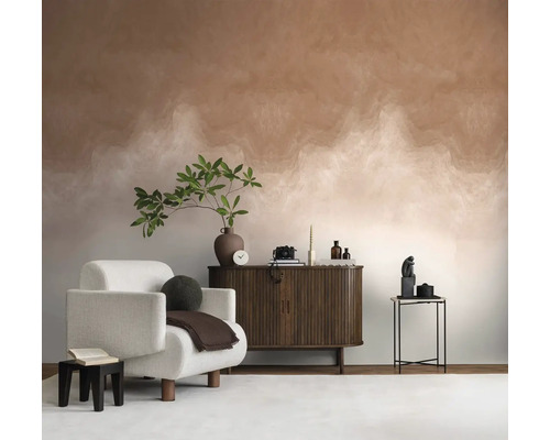 Wohnzimmer mit Sessel, Kommode und dekorativer Wandgestaltung