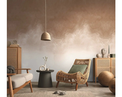 Wohnzimmer mit Rattansessel, Holzschrank, Tisch und Dekoration