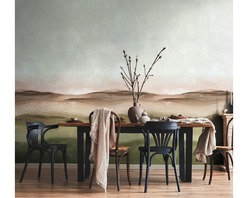 Esszimmer mit Esstisch, Stühlen und Wandgestaltung mit Landschaftsmotiv für eine helle und einladende Atmosphäre.