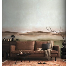 Wohnzimmer mit braunem Ledersofa, kleinem Tisch, Teppich und gemusterter Tapete