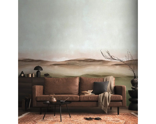 Wohnzimmer mit braunem Ledersofa, kleinem Tisch, Teppich und gemusterter Tapete