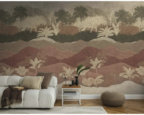 Wohnzimmer mit gemusterter Tapete, Sofa und Beistelltisch