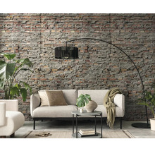 Wohnzimmer mit Sofa, Stehlampe und Ziegelwand