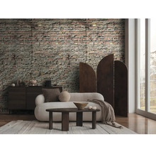 Wohnzimmer mit Sofa, Tisch, Kommode, Raumteiler und Backstein Tapete