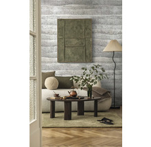 Wohnzimmer mit Sofa, Couchtisch, Stehlampe und Wanddekoration