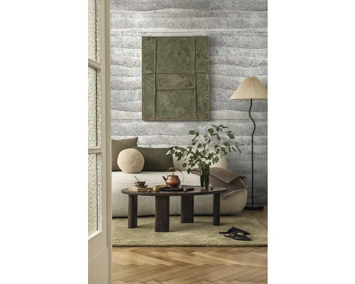 Wohnzimmer mit Sofa, Couchtisch, Stehlampe und Wanddekoration