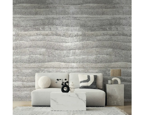 Wohnzimmer mit Couch, Tisch und Wandgestaltung in Betonoptik