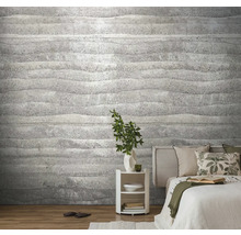 Schlafzimmer mit einer grauen Tapete mit horizontalen Wellenlinien an der Wand