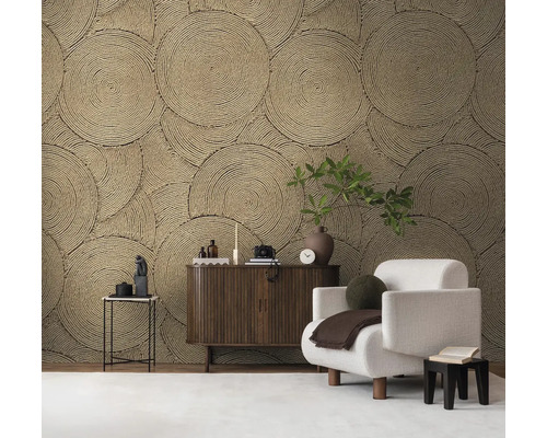 Wohnzimmer mit dekorativer Wandtapete im Kreisdesign, Sessel und Holzkommode.