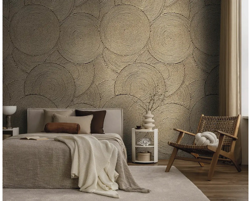 Schlafzimmer mit Bett, Stuhl und Wandtapete mit Kreismuster