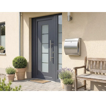 Façade de maison avec porte d'entrée, boîte aux lettres et banc