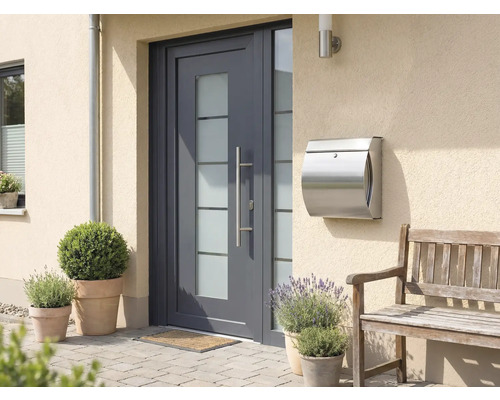 Façade de maison avec porte d'entrée, boîte aux lettres et banc