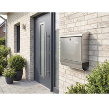 Façade de maison avec boîte aux lettres et porte d'entrée