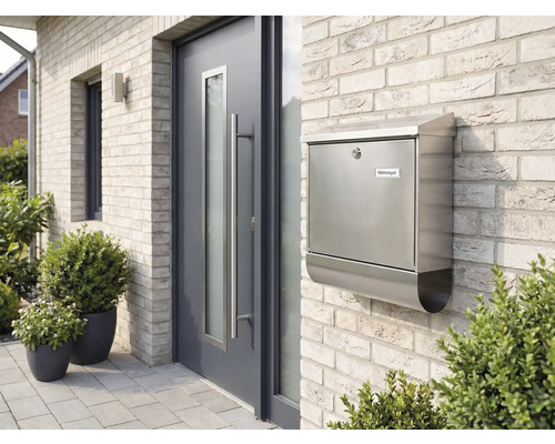 Façade de maison avec boîte aux lettres et porte d'entrée