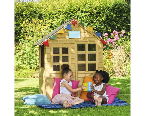 Cabane de jeu en bois avec deux enfants jouant dans le jardin.