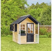 Cabane de jeu en bois avec tableau noir, fenêtres et porte dans le jardin