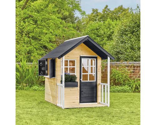 Cabane de jeu en bois avec tableau noir, fenêtres et porte dans le jardin