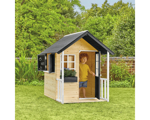 Cabane de jeu en bois avec fenêtre, porte et tableau noir dans le jardin
