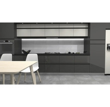 Cuisine moderne avec placards intégrés, table et chaises