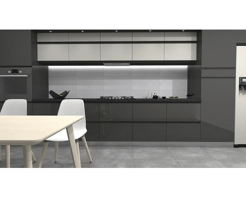 Cuisine moderne avec placards intégrés, table et chaises