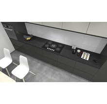 Scène de cuisine avec meubles de cuisine, plaque de cuisson, évier et vaisselle