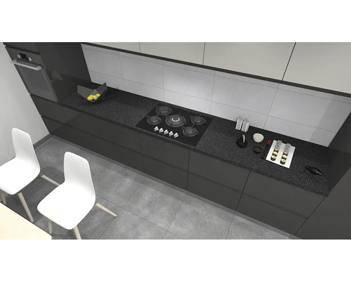 Scène de cuisine avec meubles de cuisine, plaque de cuisson, évier et vaisselle