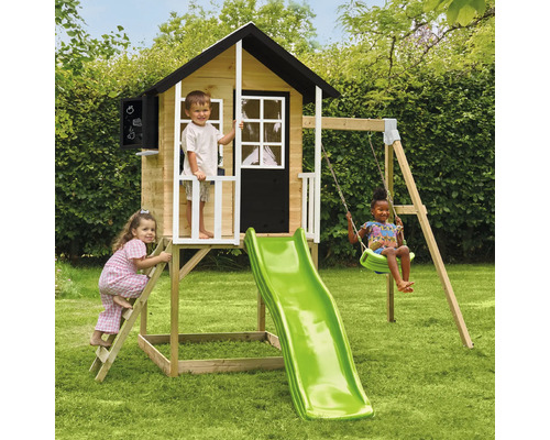 Cabane de jeu avec toboggan et balançoire dans le jardin avec des enfants qui jouent.