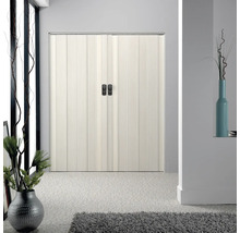 Porte pliante blanche avec poignées dans une pièce lumineuse.