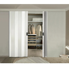 Offener Kleiderschrank mit weißer Schiebetür im Schlafzimmer