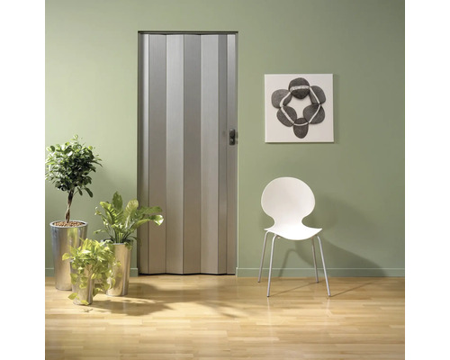 Intérieur avec porte pliante, chaise blanche et décoration