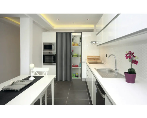 Cuisine claire avec table à manger et kitchenette avec évier et robinetterie