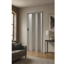 Porte pliante dans un salon avec un canapé et une lampe de table.