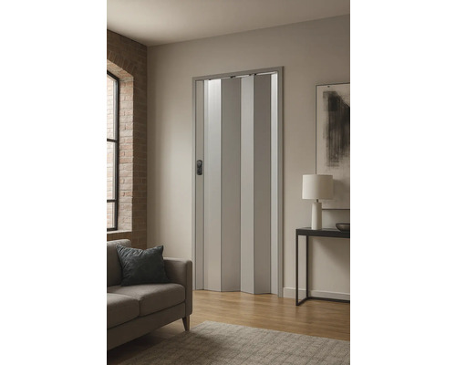 Porte pliante dans un salon avec un canapé et une lampe de table.