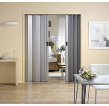 Vue d'une pièce avec une porte pliante grise servant de séparation.