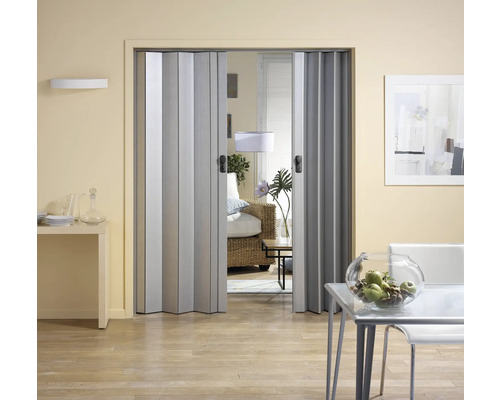 Vue d'une pièce avec une porte pliante grise servant de séparation.