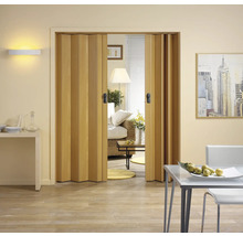 Porte pliante en bois dans un espace de vie lumineux