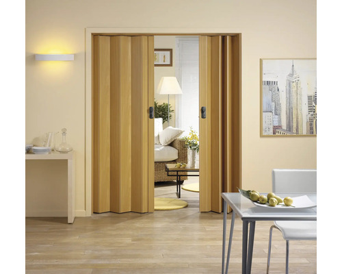 Porte pliante en bois dans un espace de vie lumineux