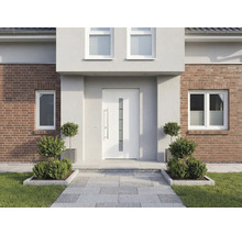 Eingangsbereich eines Hauses mit Haustür und gepflastertem Weg