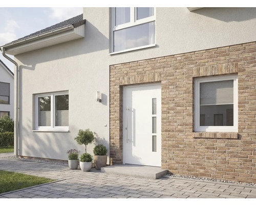 Ansicht eines Hauses mit weisser Haustür, Fenstern und Fassade mit Backsteinelementen