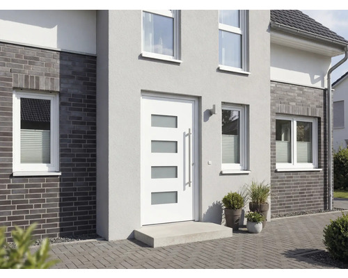 Façade d'une maison avec porte d'entrée et fenêtres