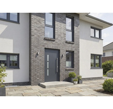 Fassade eines Hauses mit Eingangstür und Fenstern