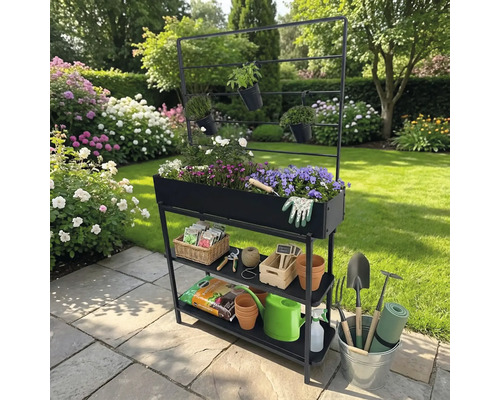 Gartenregal mit Bepflanzung und Gartenzubehör im Garten