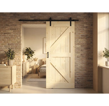 Porte coulissante en bois avec ferrures devant un mur de briques