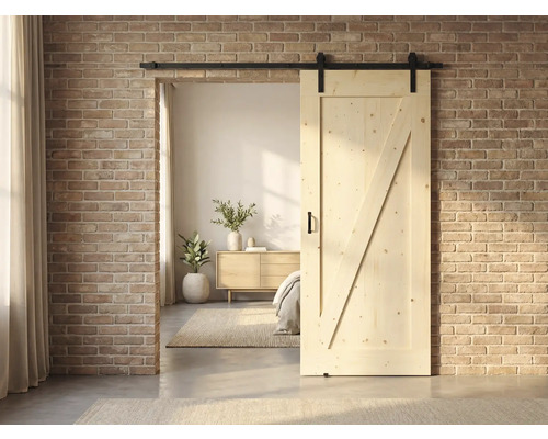 Holzschiebetür mit Beschlägen vor einer Ziegelwand